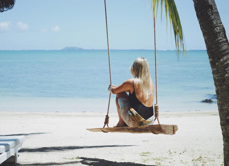 ホテル ラックス グランド ガウブ グラン・ゴーブ エクステリア 写真 A woman on a swing